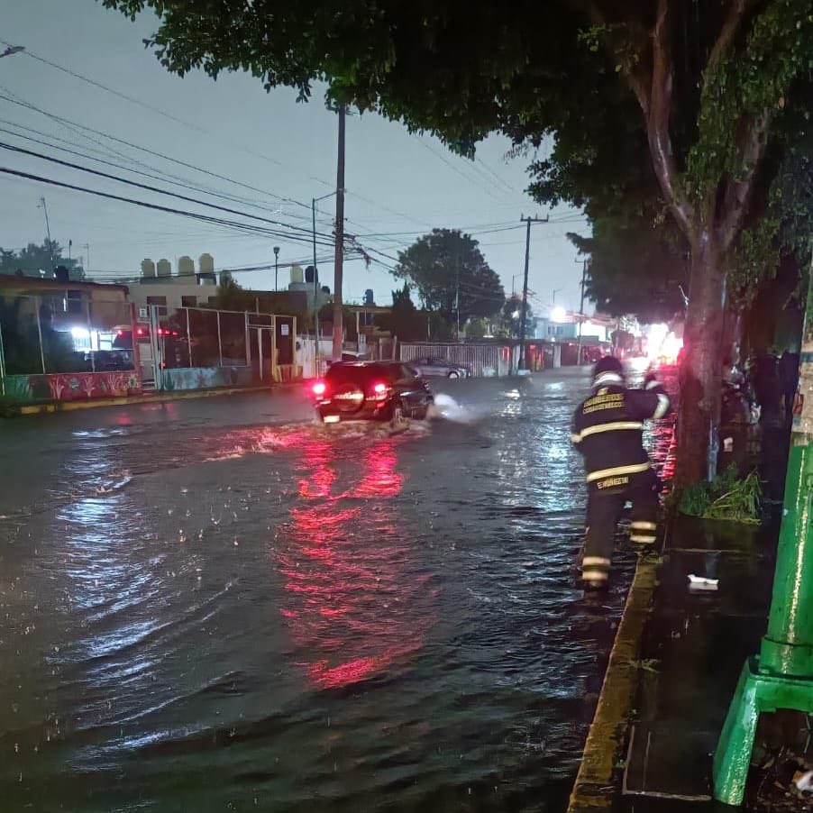 JefeVulcanoCova's tweet image. #AlMomento Estamos atendiendo afectaciones por lluvia al oriente de la Ciudad. En la alcaldía Iztapalapa hay células trabajando las colonias: en Santa María Aztahuacán, Santa Martha Acatitla, en la UH Vicente Guerrero, UH Santa Cruz Meyehualco, UH Ermita Zaragoza y Ejército de