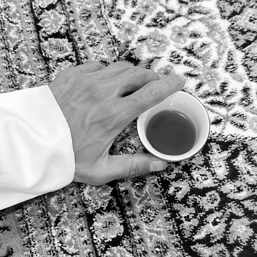 تطرد عْماس اللي من الوقت مهموم
وتبري جروحٍ ما تخافت .. لهبها