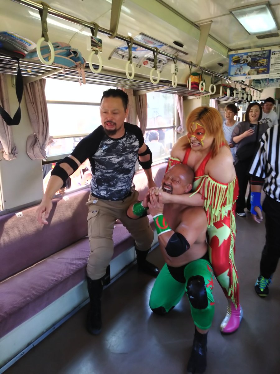 デカ tweet media