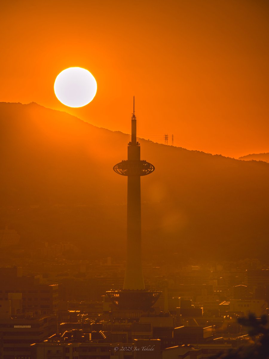 man_tac's tweet image. &amp;lt;京都タワーと夕日、夕景&amp;gt;
2025.9.27撮影

#京都よきかな 
Leica SL2-S x 70-200mm F2.8 DG DN OS | Sports + TC-2011