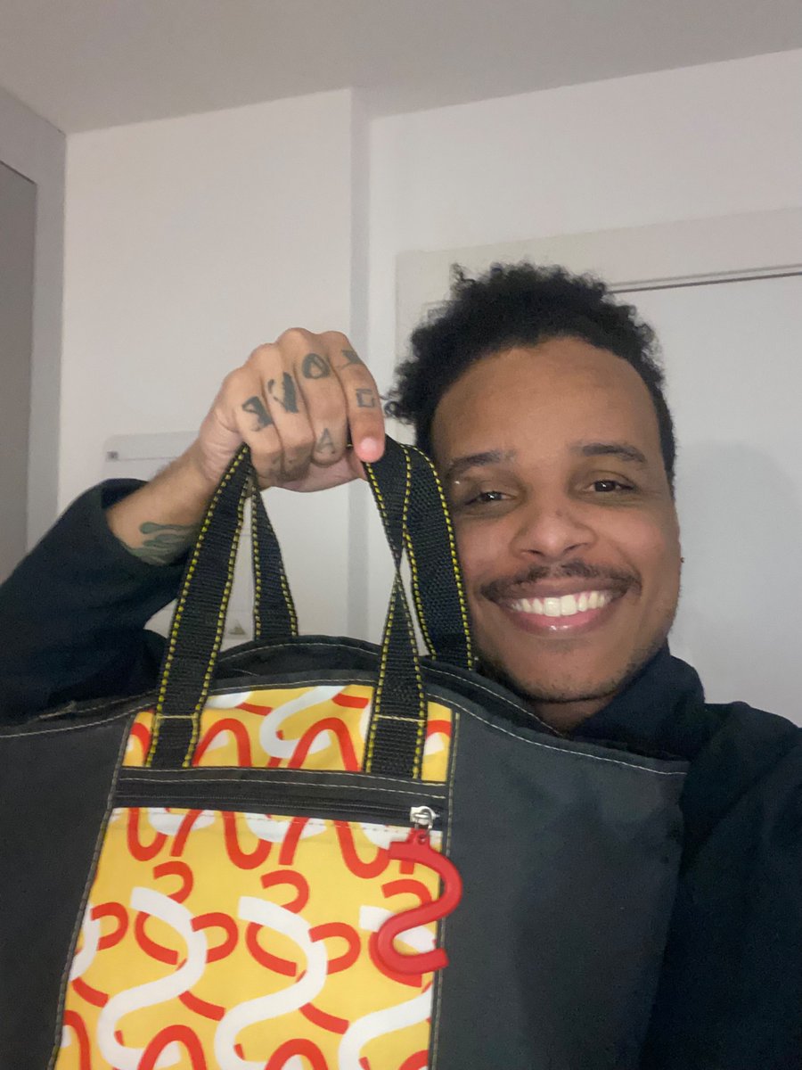 buerolol's tweet image. A @Sadia veio fortalecer minha jantinha e meu setup daquele jeito que só eles conseguem

Esse hot pocket com certeza é nota S+ #SeuGamePedeSadia