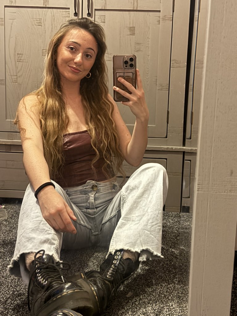Alexinaathebrat's tweet photo. Im bored DM me your worst ... losers 😈🖕🏻 https://t.co/9L2HcBXkWx