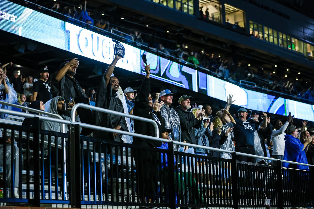 ODUSports's tweet photo. Our fans definitely know how to make the best of every situation☔️

#ODUSports | #ReignOn | #Monarchs https://t.co/9VMdKlXEVx
