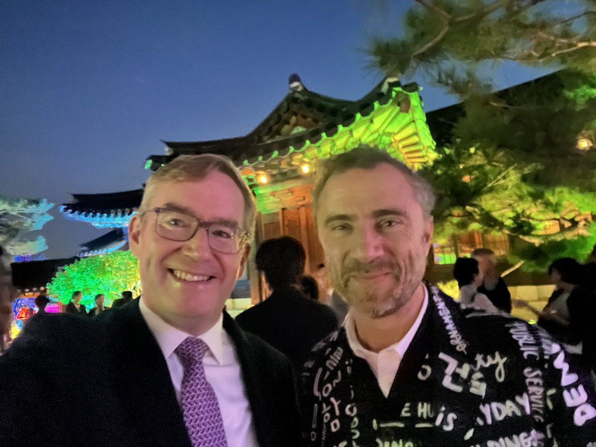 Great to catch up with Lee Jung Jae and Thomas Heatherwick last night to celebrate the Seoul Architecture Biennale - proud of Thomas’ role in developing Seoul into one of the world’s most exciting and liveable cities!