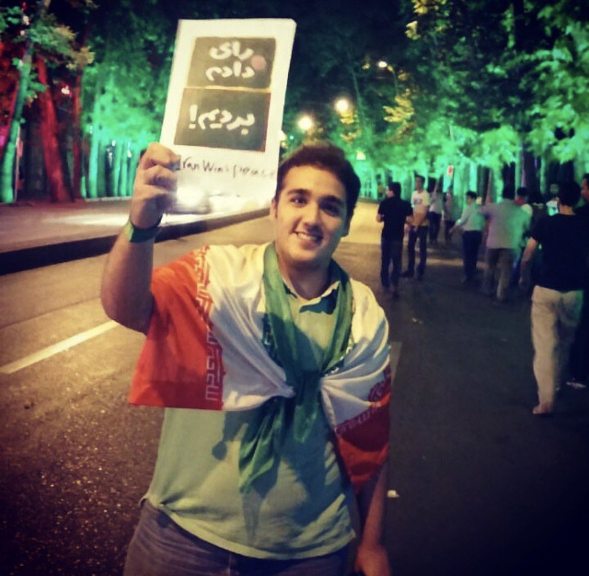 من ۱۸ ساله خوشحال از رونق کسب و کارها و رفع خطر جنگ برای رفع تحریم هایی که ۱۰ دقیقه دیگه برمیگردن و جنگی که سه ماهه دیگه فقط حس خطر نیست
و سوال چندین نسل که این همه هزینه برای چی …