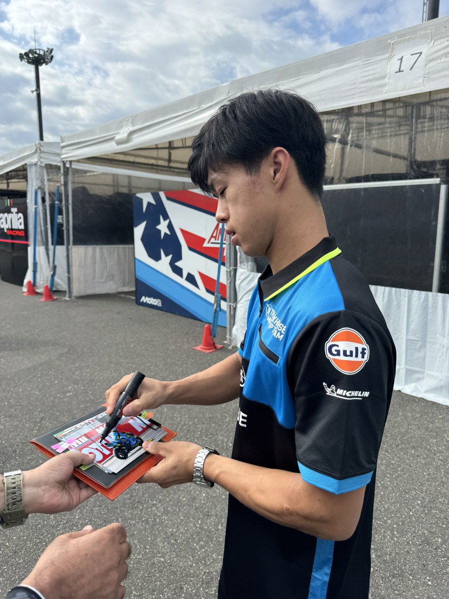 taro18777's tweet image. 本日のブタ🐽目的は完了✅致しました🤩☝️✨

藍くん！決勝前にサイン✍️ありがと〜😭

#MotoGP2025
#MotoGP2025日本GP🇯🇵
#小椋藍選手
#アイオグラ79