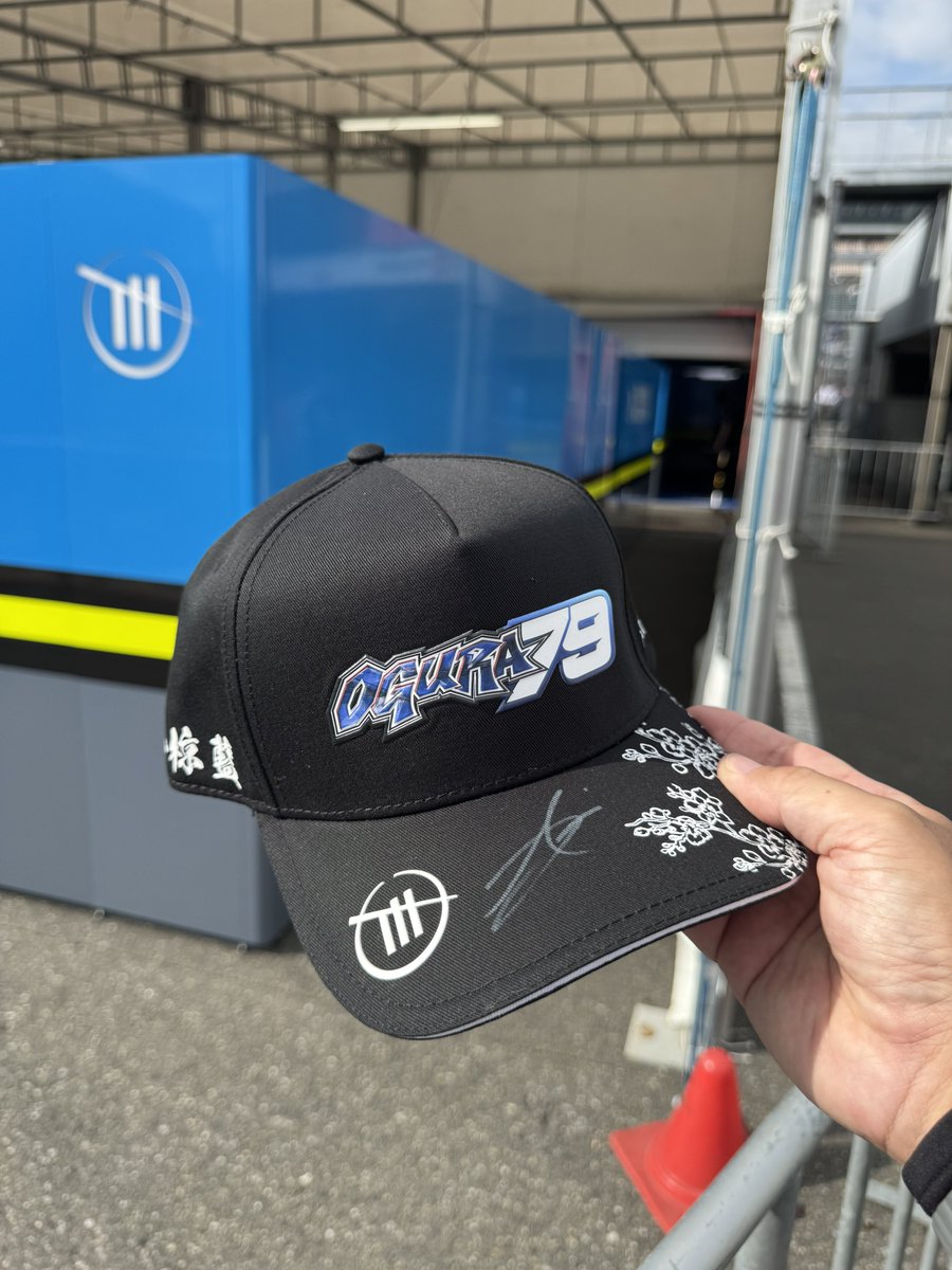 taro18777's tweet image. 本日のブタ🐽目的は完了✅致しました🤩☝️✨

藍くん！決勝前にサイン✍️ありがと〜😭

#MotoGP2025
#MotoGP2025日本GP🇯🇵
#小椋藍選手
#アイオグラ79