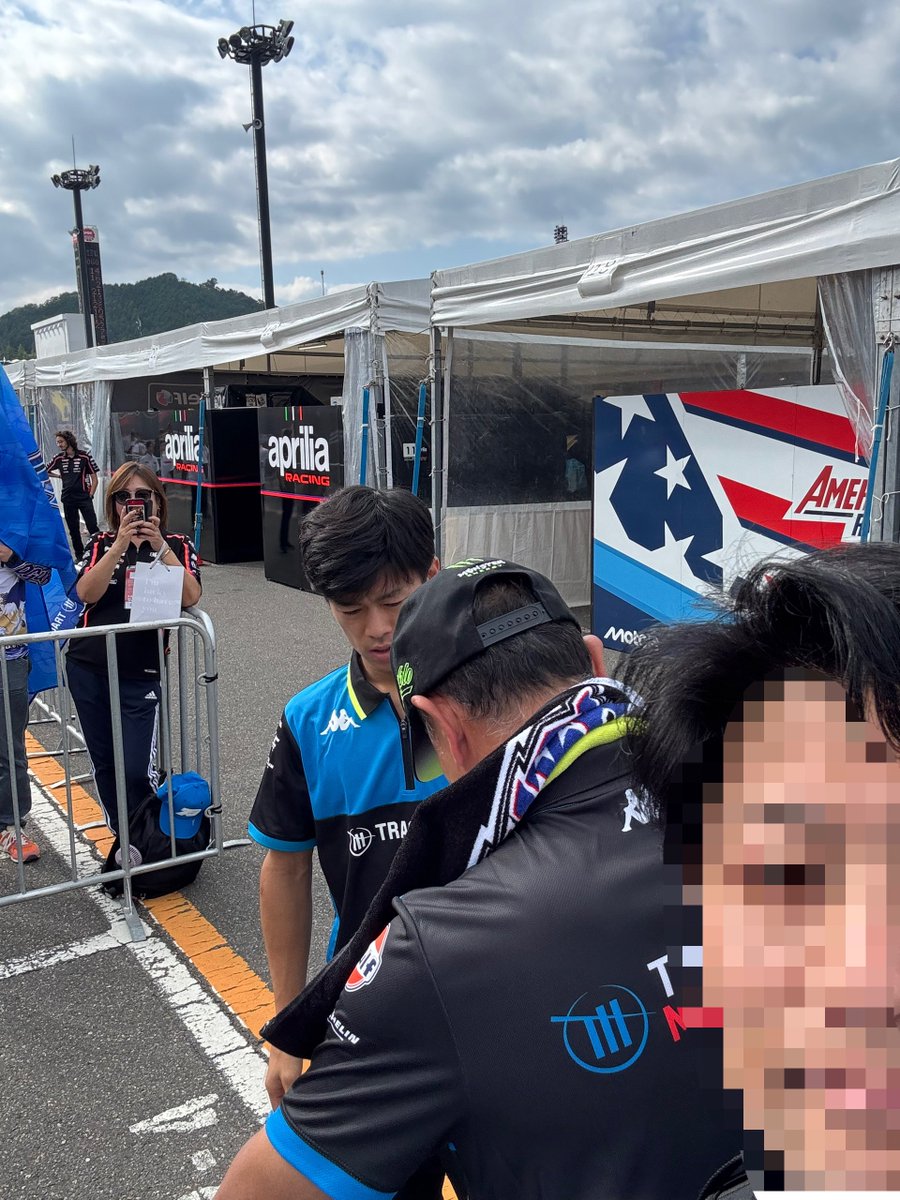 taro18777's tweet image. 本日のブタ🐽目的は完了✅致しました🤩☝️✨

藍くん！決勝前にサイン✍️ありがと〜😭

#MotoGP2025
#MotoGP2025日本GP🇯🇵
#小椋藍選手
#アイオグラ79