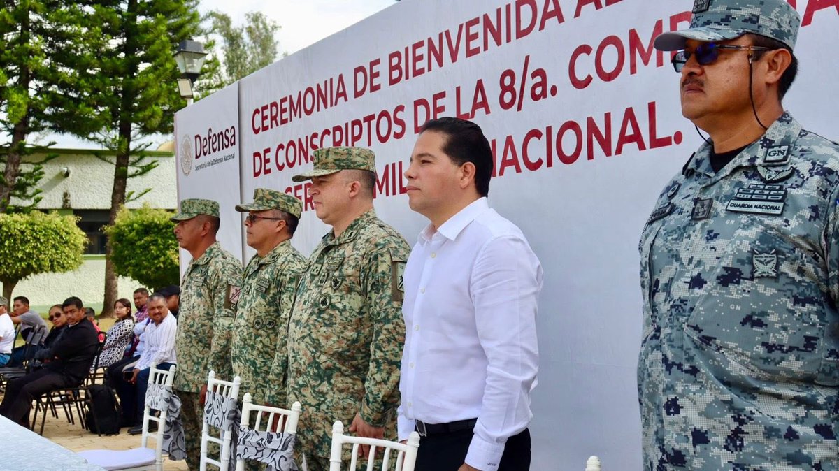 libertadoaxnews's tweet photo. 🚨🟥 #Enterare
El Presidente Municipal de Santa Lucía del Camino,Juan Carlos García Márquez @JC_GMarquez, asistió la mañana de ayer viernes a la ceremonia de bienvenida del personal de conscriptos que se integra a la 8ª Compañía del Servicio Militar Nacional (S.M.N.) encuadrado, que se realizó en las instalaciones de la 8ª Región Militar.
“Cumplir con esta obligación representa un acto de gran trascendencia para los mexicanos, ya que reafirmamos nuestro compromiso con la Nación y con los valores patrióticos que nos definen como mexicanos”, afirmó el Edil al término del evento.