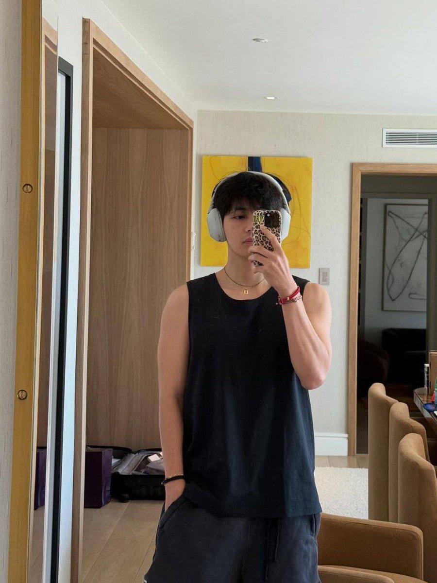 btscommunity_7's tweet photo. 🐻 🌷 *Amor y respeto para nuestro Tae*

A veces olvidamos que detrás de cada foto hay un Tae humano, sensible y con sentimientos. Lo que para alguien puede ser un simple comentario, para él puede ser doloroso.
#Taehyung 
#amorparatae https://t.co/8bwSYkLfGu