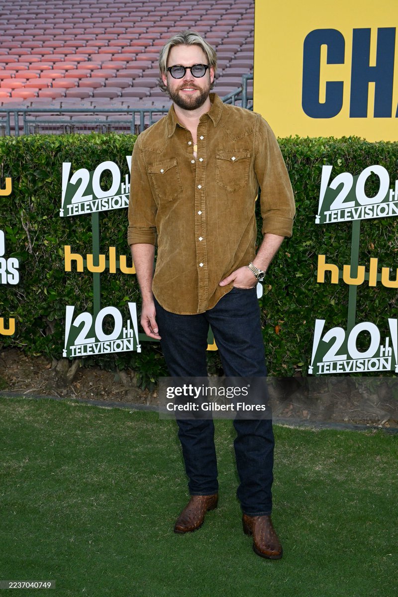 PCOBmidias's tweet photo. 📷 | Chord Overstreet na premiere de  "Chad Powers" nova série da hulu estrelada por seu grande amigo Glen Powell!! 

(via FrazerHarrison/GilbertFlores/MayaDehlinSpach/ AmySussman/gettyimages)

#chordoverstreet #chordoverstreetholdon #glee #holdon #glenpowell https://t.co/z708Qzzyrg