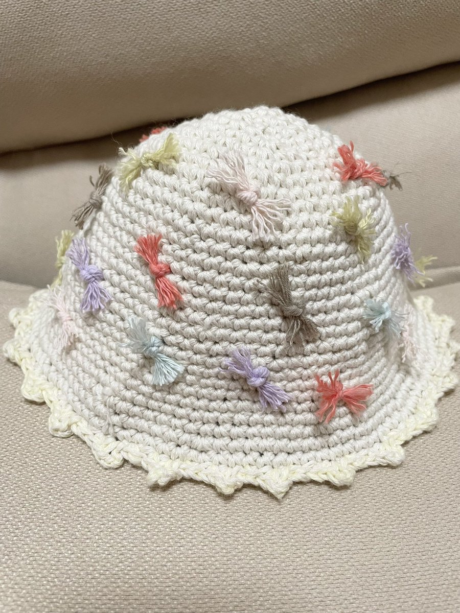 お友達の娘ちゃんへの帽子👒
ちょっとちっちゃいかもだけど可愛く出来たと思う！！！
頭入って欲しい！