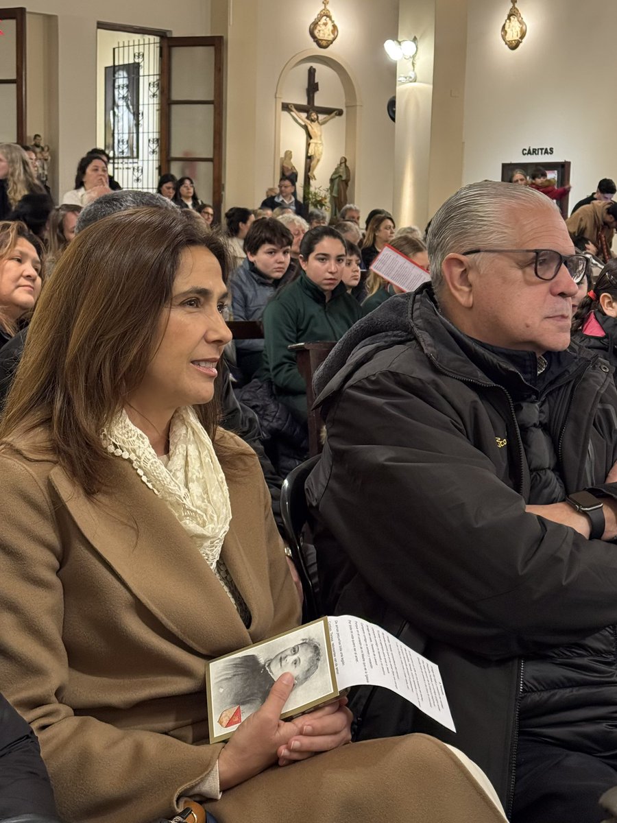 eugetale's tweet photo. Hoy compartimos la fiesta patronal de la Parroquia Santa Teresita, en el barrio de Parque Chas.
El Arzobispo de Buenos Aires, Jorge García Cuerva, nos invitó en su homilía a perdonar las ofensas y aprender a dejar el orgullo y los insultos de lado. Qué importante mensaje. https://t.co/s3sbraAR5Z