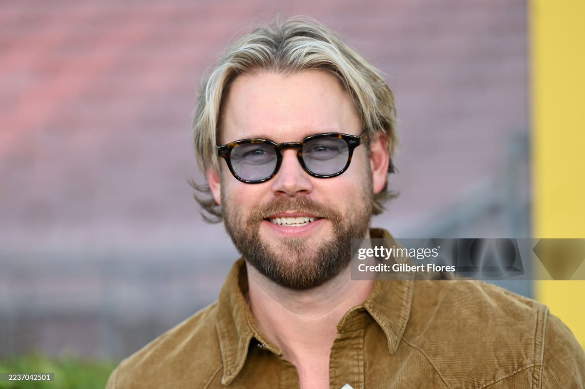 PCOBmidias's tweet photo. 📷 | Chord Overstreet na premiere de  "Chad Powers" nova série da hulu estrelada por seu grande amigo Glen Powell !! 

(via FrazerHarrison/GilbertFlores/MayaDehlinSpach/gettyimages)

#chordoverstreet #chordoverstreetholdon #glee #holdon #glenpowell https://t.co/cnXkV83d1h