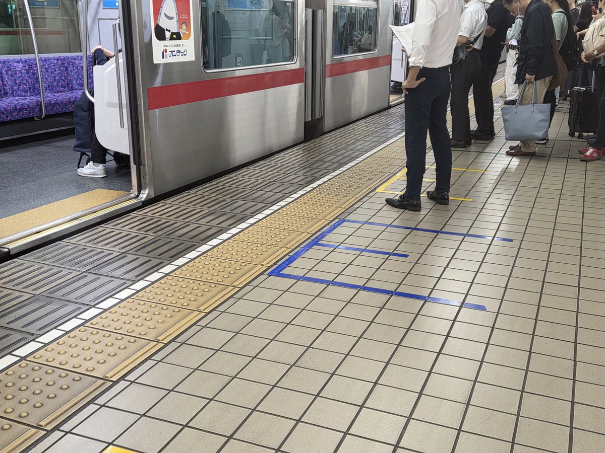 En el suelo, marcados con colores, el lugar donde esperar a que la puerta se abra del tren correspondiente. Y coinciden.