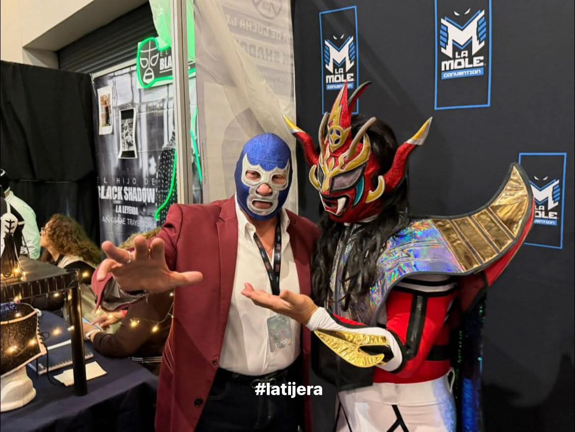 LaTijeraLucha's tweet photo. Reunión de leyendas en #LuchaAlley con el japonés #Lyger y el mexicano #BlueDemonJr.
#latijeraluchalibre https://t.co/8Yt2c7or6K