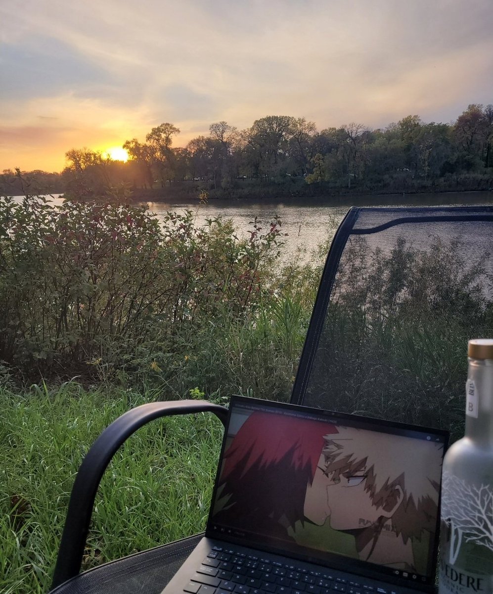 RottedBombshell's tweet photo. Love sitting in my backyard and watching the sunset 🧡 https://t.co/OePFcz5Ai0