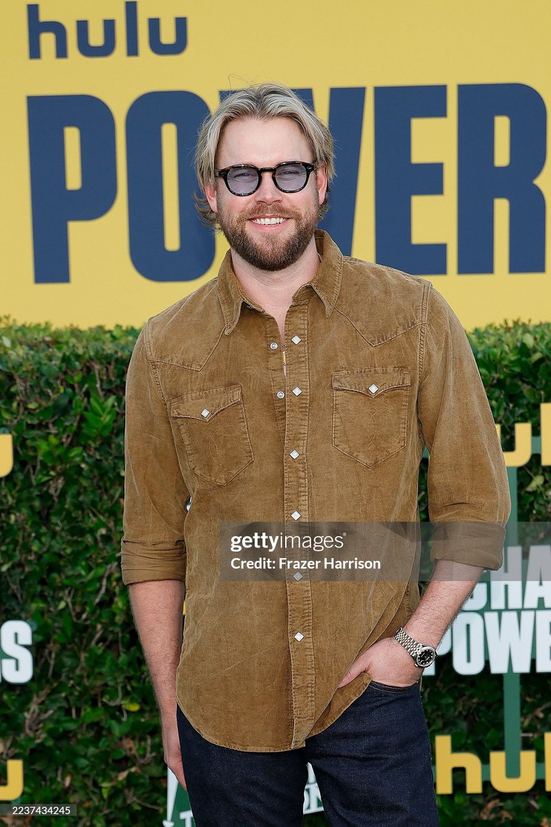 PCOBmidias's tweet photo. 📷 | Chord Overstreet na premiere de  "Chad Powers" nova série da hulu estrelada por seu grande amigo Glen Powell!! 

(via FrazerHarrison/GilbertFlores/gettyimages)

#chordoverstreet #chordoverstreetholdon #glee #holdon #glenpowell https://t.co/Rne1rL2Bsz