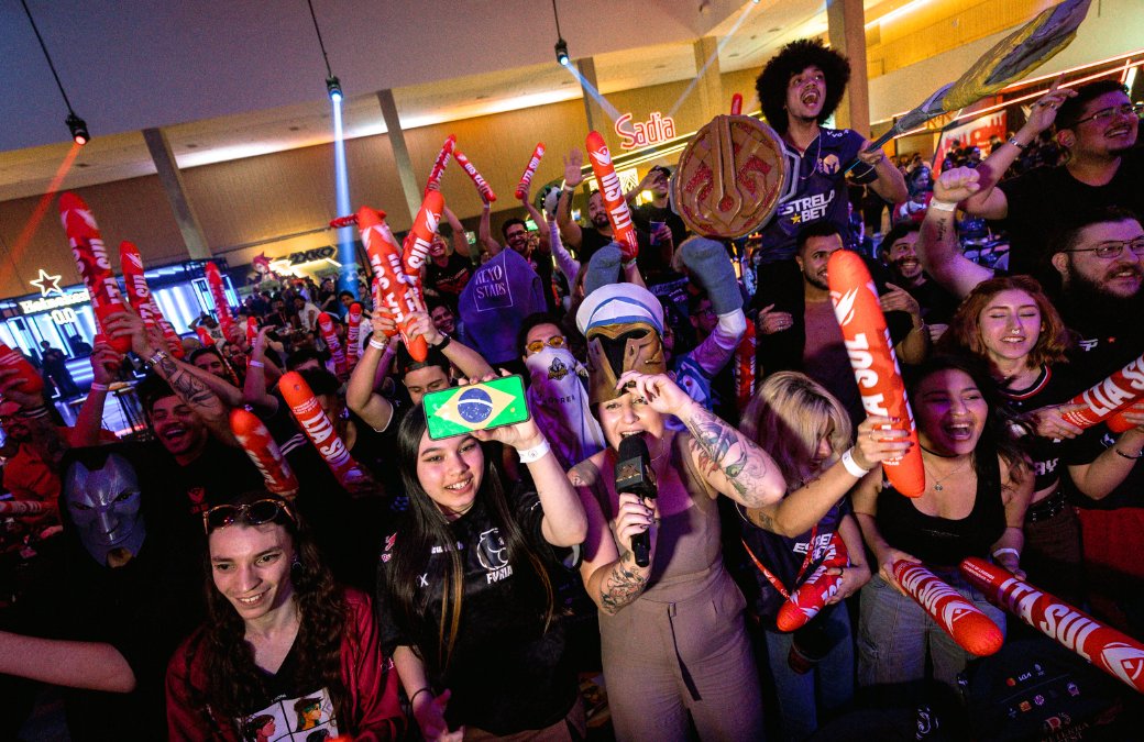 Vejo muita comparação sobre CS torcendo pelo Brasil e LoL torcendo para o Brasil em camp internacional, como a galera do LoL adora torcer contra se não for seu time.

Mentira.

A gente quer ter esperança e ver isso no jogo, quando acontece é magia, paiN 24 e FURIA e Keyd 25.

Não