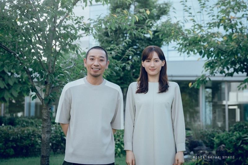 fujitv's tweet photo. ＼＼＼　速報ですっ！！！／／／

◤　　　　　　　　　　　　  ◥
       【フジテレビムービー】
　 　  是枝裕和監督最新作
　　   　『箱の中の羊』 
　　　 　    　主演
       綾瀬はるか・大悟（千鳥）
　　      2026年公開予定
◣　　　　　　　　　 　　 　◢

ある夫婦が、最新型ヒューマノイドを息子として自宅に迎え入れる――。
少し先の未来、ある家族の物語。

是枝監督「今回の企画の出発点は、最新のテクノロジーで＜死者を蘇らせる＞という発想からでした。綾瀬さんと大悟さん演じる夫婦には期待しかないです！
この夫婦と人間ではないヒューマノイドの子供が一緒になった時に、あまり見たことない家族劇になるのではないかと思います」

綾瀬「今回一番楽しみにしているのは、大悟さんと夫婦役ができることです。
お会いした際『ごめんな、俺が夫で』と言われ、とてもシャイな感じがしましたし、
とても素敵な方だと思いました」

大悟「楽しみは楽しみですが、大丈夫なんかな“ワシ”ってほうが大きいです。
大悟が出た、大悟がしゃべった、大悟が現れたで笑われないように頑張りたいです」

妻・綾瀬はるか、夫・大悟、息子・ヒューマノイドという意外性に富んだ新たな家族を是枝監督がどう描くのか？

是枝裕和 原案・監督・脚本・編集のオリジナル映画『箱の中の羊』、ぜひご期待ください！

@Hakohitsujifilm