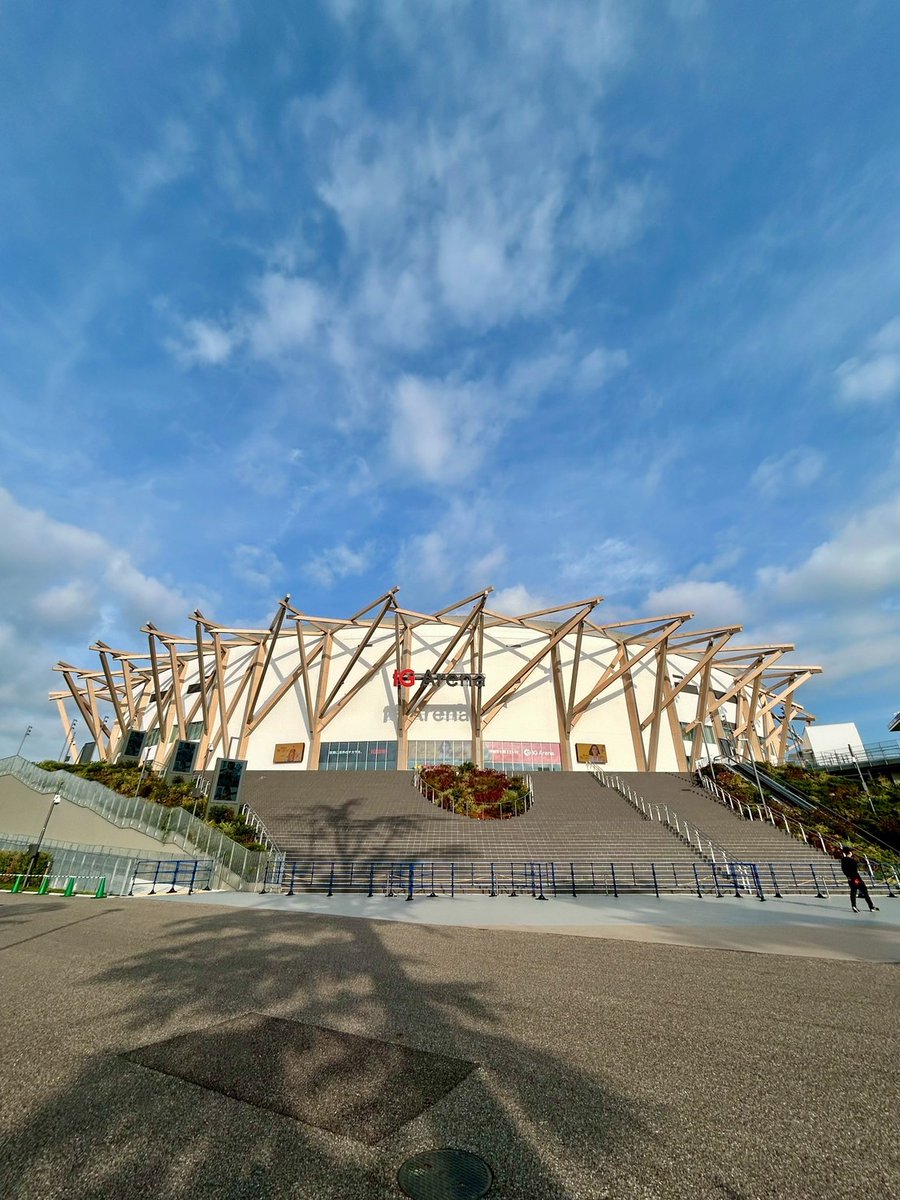 nobu_sakakibara's tweet photo. さぁ、FIGHT DAYです。
7月にオープンしたばかりのIGアリーナはとても綺麗で、特にプレミアムラウンジはとてもゴージャスですよ！
今日の名古屋は終了予定の20時過ぎには雨が降る予報ですので、会場観戦組の皆さんは雨具のご用意をしてお越しくださいね。
名古屋で開催するRIZINでは、これまでにも多くのアップセットが起きて来ました。
新設されたIGアリーナを舞台に今日も大波乱が起きるのか？ご注目ください。
それでは会場でお待ちしてます！
https://t.co/yVIsfj5f7l

#RIZIN/@rizin_PR 
#RIZIN51
#IGアリーナ/@igarena_jp 
#RIZIN10周年