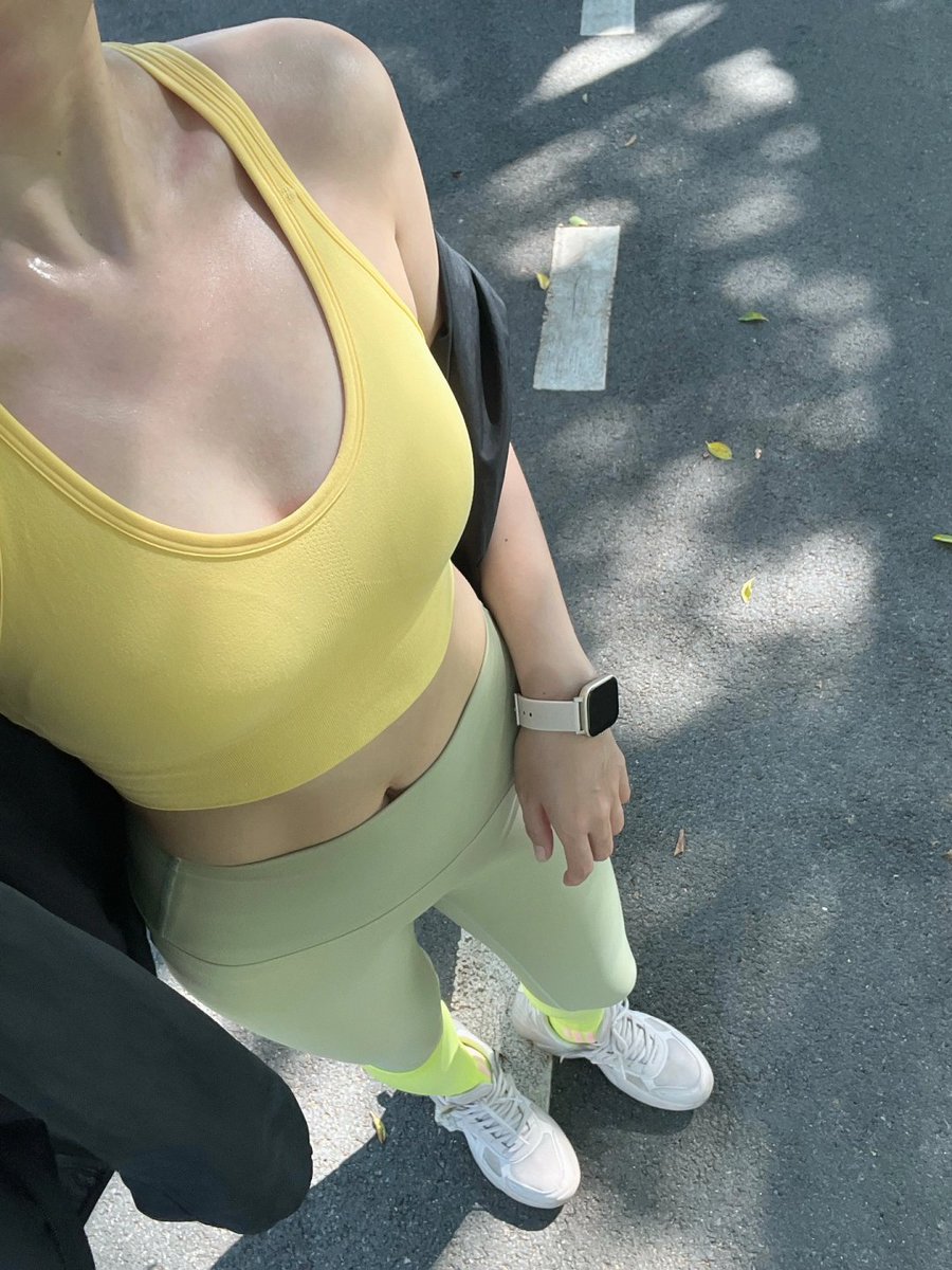 秋の楽しみは、さわやかな空気の朝で、快適な足取りは自分の好きな音楽に合わせて、簡単でやるせないです🌞