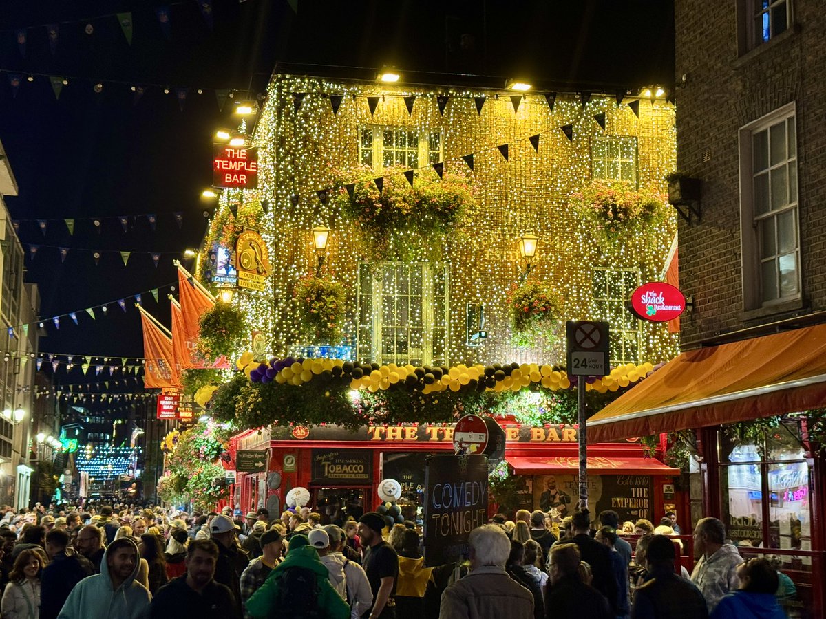 ismithKDKA's tweet image. Finally got the chance to check the incredible pub scene in downtown Dublin, Ireland with @RichieWalsh and @JMackeyPG. Packed with #Steelers fans from the #Burgh &amp;amp; all over the world. It’s just like Mardi Gras with an Irish flair. #HereWeGo @KDKA 🇮🇪 ☘️