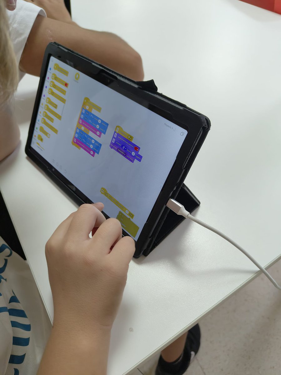 ¡EMPIEZA EL TALLER LEGOLAS!
Tras unos meses de preparación, el pasado miércoles nuestrxs constructores/as se pusieron de nuevo manos a la obra con el objetivo de prepararse para participar en la <a href="/FLL_Spain/">FIRST LEGO League SPAIN</a>.

Proyecto financiado por la Unión Europea y Educo #infanciasinviolencia