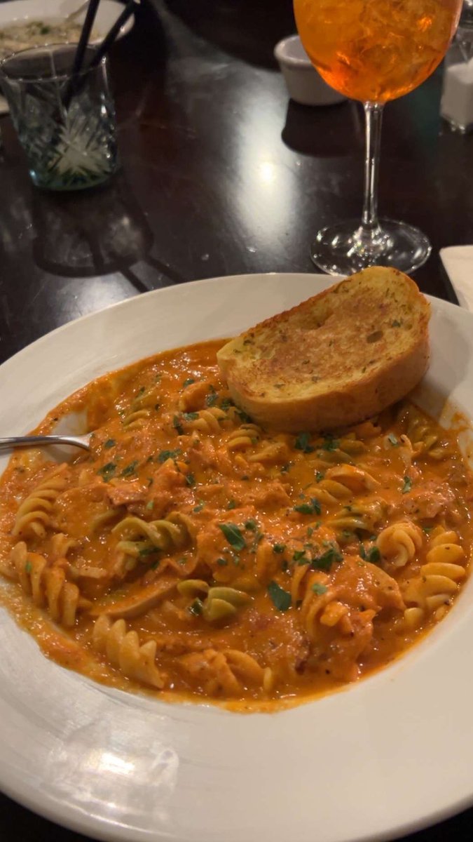 laurenmaybe1's tweet photo. @hikingshawty Today I walked 4 km and had rotini alla vodka for dinner https://t.co/YQhUF8OgV3