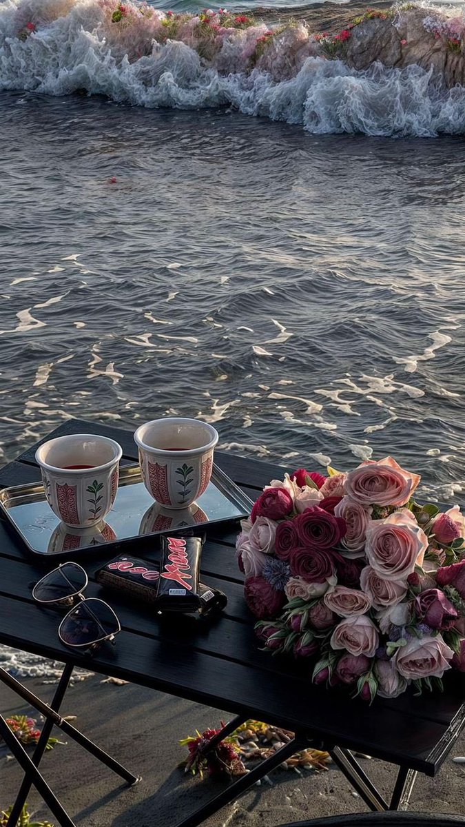 يكسونا هدوء الليل ..
و مشاعرنا ك نجوم مبعثره ..!