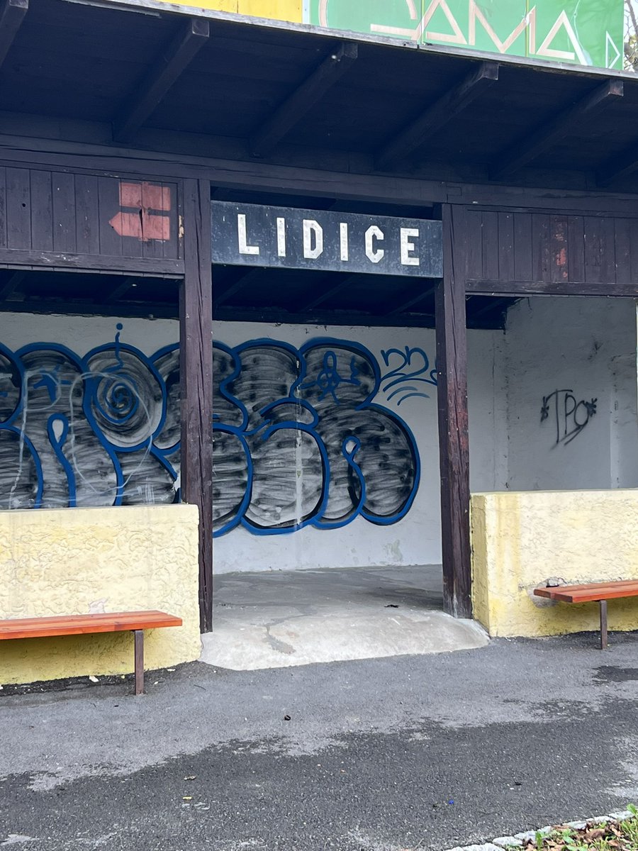 1/6 Hoy me tomé un ómnibus de Praga a Lidice. Me debía esta visita. (Hilo 🧵).

El último libro que me regaló mi padre antes de morir fue HHhH, una novela histórica de Laurent Binet. El título es una sigla en alemán: Himmlers Hirn heißt Heydrich, “El cerebro de Himmler se llama