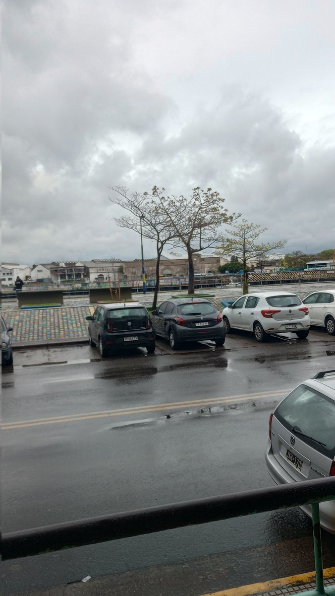 ArchivosDelSur's tweet photo. Antes de entrar a ver "Ateneo para una familia", este regalo: La Boca con sus colores resistiendo al gris del cielo. ✨
Quinquela estaría orgulloso.Un ambiente que ya prepara el alma para el teatro.

#LaBoca #Quinquela #PreviaPerfecta #TeatroDeLaRibera https://t.co/RdpmeXrqUg