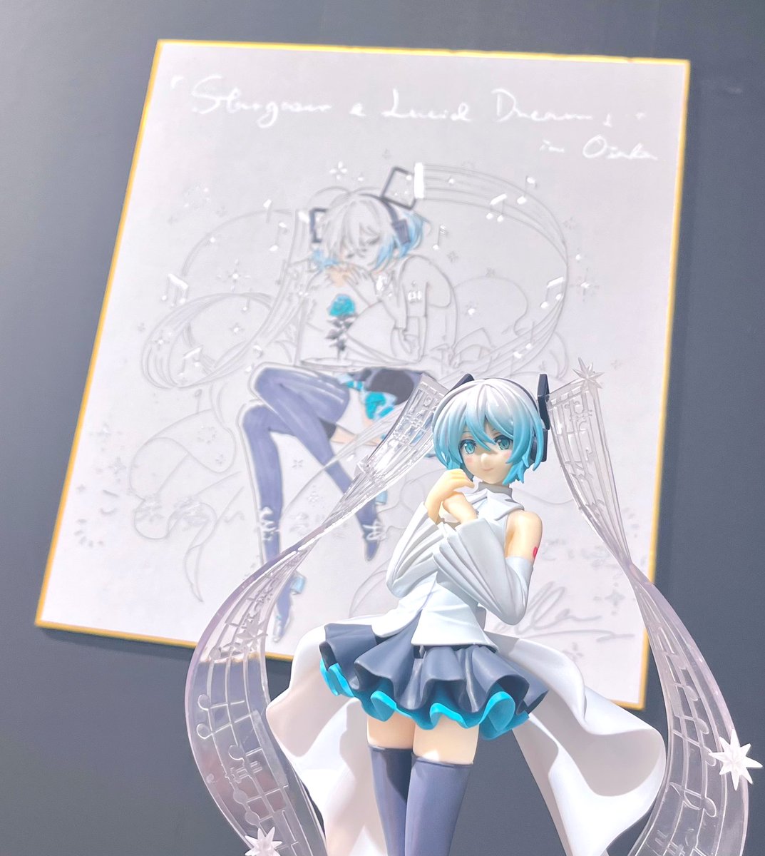 ✨Stargazer &amp; Lucid Dream in OSAKA✨

本日最終日です！
お近くの方はこの機会に是非会場にお越しください。幸せな空間がひろがっています…！

五線譜ミクさんのポッパレも展示&amp;会場取扱がありました。Rellaさんの美しい作品達を是非フィギュアと一緒にお楽しみください。

#Rella #初音ミク