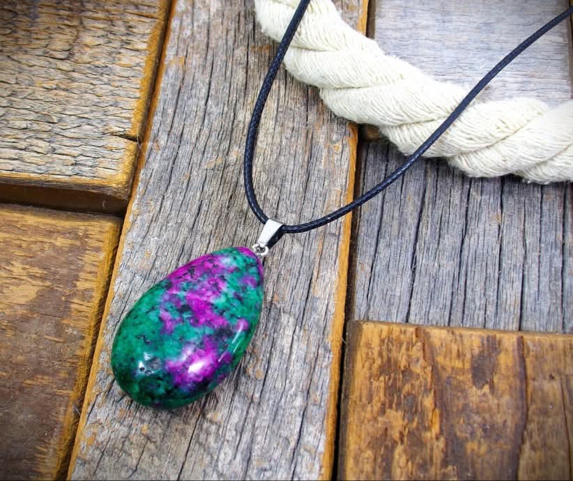 CalisaDesigns's tweet photo. Rich with color and grounded in nature, this polished teardrop pendant is crafted from natural ruby in zoisite, a rare and vibrant stone that blends deep ruby reds with vibrant green zoisite. Shop https://t.co/hGsWCjGlgR
#EarthyStyle #RubyInZoisite #NaturalStoneJewelry #BohoChic https://t.co/24fAQe39xe