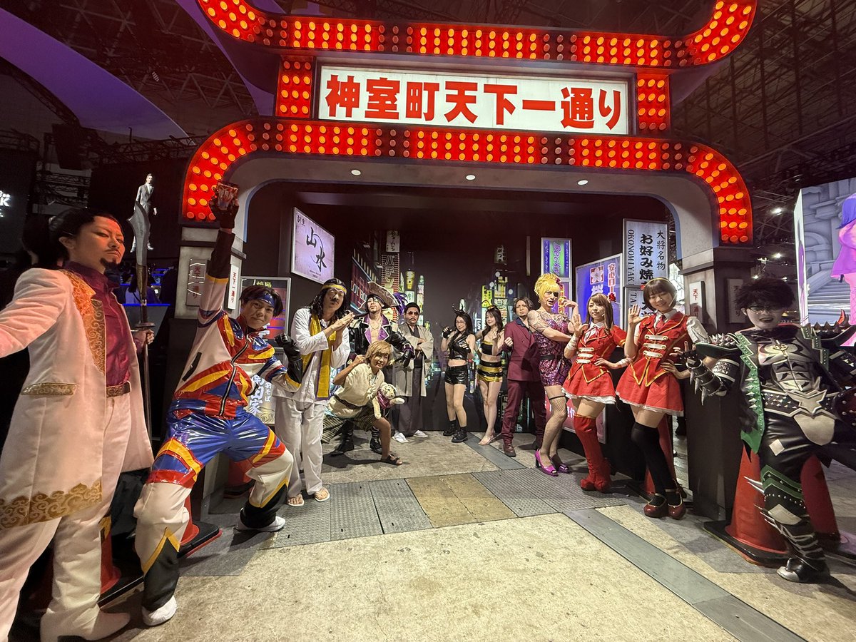 ryugagotoku's tweet image. 【#TGS2025 Day4】
『龍が如く』20周年記念コスプレイヤーオーディション合格者のコスプレイヤー＆ksonさん／要あいさんがフォトスポットに登場✨

#龍が如く