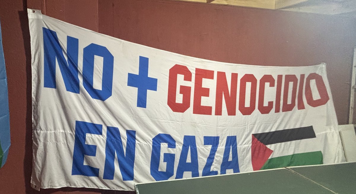 Diegolmosf's tweet image. Hoy en el partido inaugural del mundial sub 20 nos detuvieron nos cursaron partes y nos hicieron salir del estadio por alzar banderas de Palestina y colgar este lienzo, los guardias del estadio nos sacaron de manera violenta empujando a niños y mujeres. #LaRoja #mundialsub20