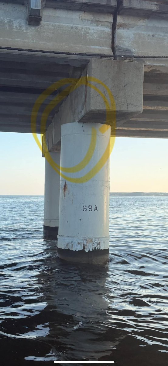 This photo of the Chesapeake Bay Bridge in Maryland has gone viral, questioning the safety of the bridge.

Why is the bridge safe and how did this happen?  

A 🧵 on bridge design and construction.  1/10