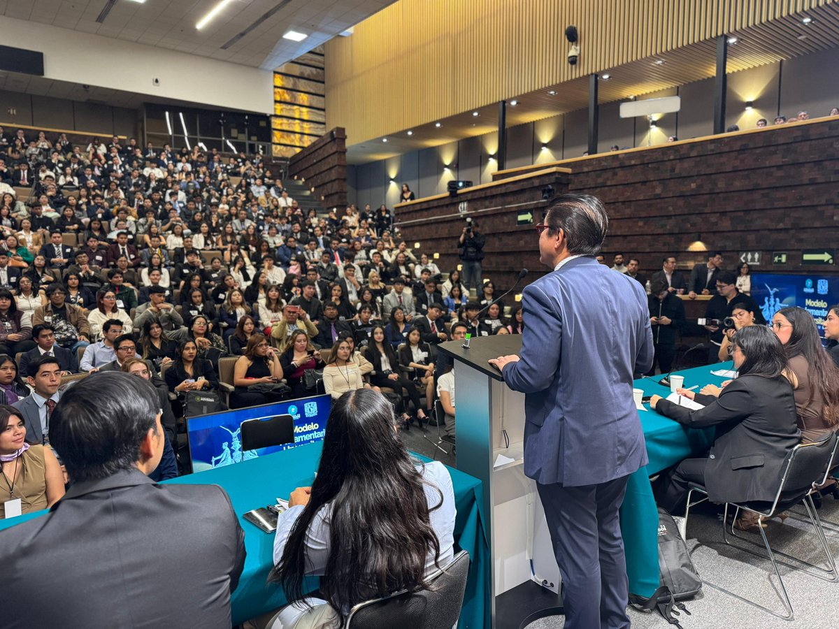 Tuve el honor de participar en el Modelo Parlamentario Universitario de la <a href="/UNAM_MX/">UNAM</a> , donde en representación del Dr. <a href="/RicardoMonrealA/">Ricardo Monreal A.</a> , entregué los diplomas a las y los estudiantes que formaron parte de este gran ejercicio legislativo. #UNAM #ModeloParlamentario #RicardoMonreal