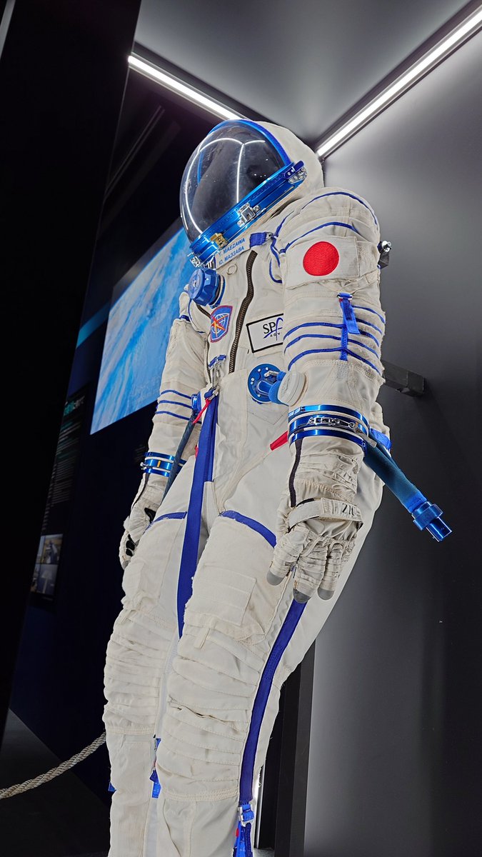 「昨日は宇宙と未来科学を観てきた! かごくのちからってすげー」|はちのイラスト