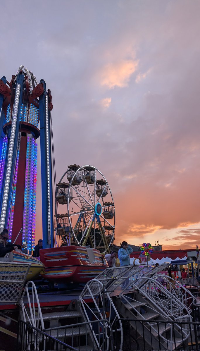 Dominion Rd的中秋游乐园还挺热闹的，Pixel的低光照高动态还是很不错