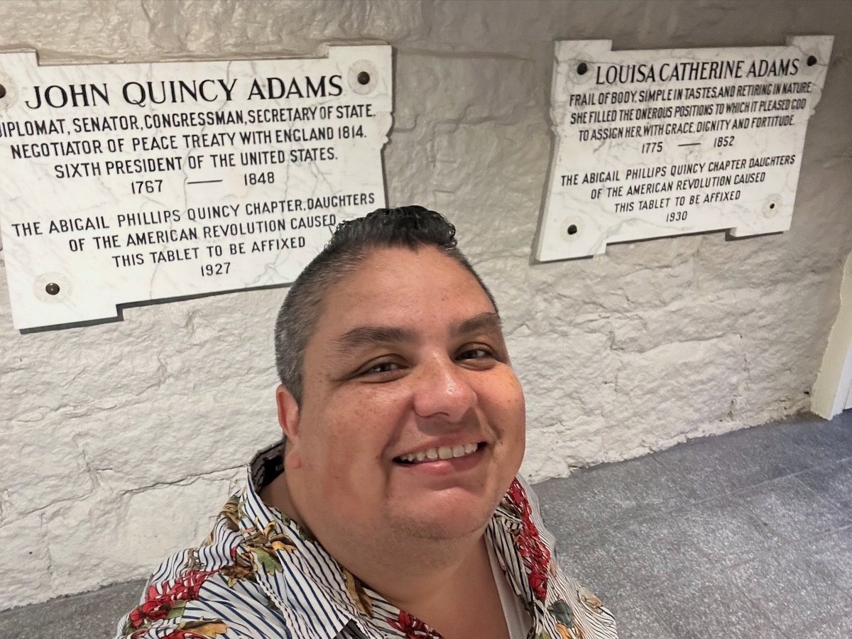 PresidentsVisit's tweet image. Outside the crypt, with the markers for the Adams Presidents and First Ladies 🪦🦅🇺🇸🏛️⛰️🏊🏼☀️⛱️ 

Check out “John Adams’ Tomb” for the crypt! visitingthepresidents.com/2022/03/08/sea…

#JohnAdams #JohnQuincyAdams #Quincy #president
