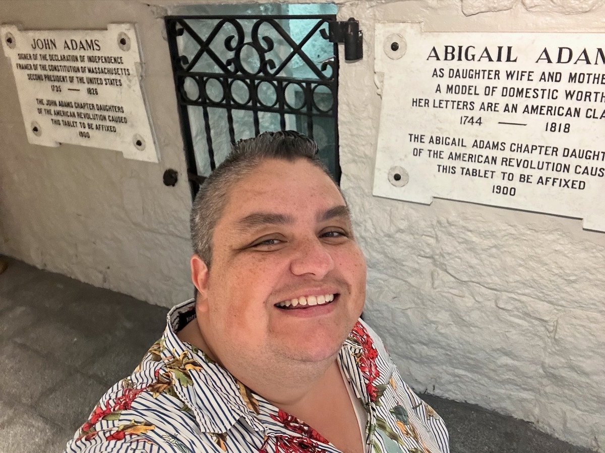 PresidentsVisit's tweet image. Outside the crypt, with the markers for the Adams Presidents and First Ladies 🪦🦅🇺🇸🏛️⛰️🏊🏼☀️⛱️ 

Check out “John Adams’ Tomb” for the crypt! visitingthepresidents.com/2022/03/08/sea…

#JohnAdams #JohnQuincyAdams #Quincy #president