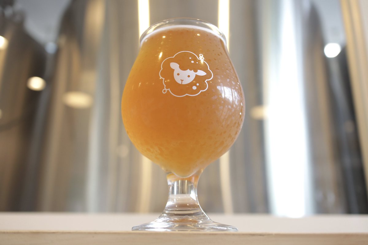 本日9/28(日)はビアキッチン12:00-21:00(L.O.20:30)の通常営業！

本日のおすすめビールは「Hipi」。
フルーツやスパイスを思わせる酵母由来の華やかな香り。ほのかにモルトの香りや甘みも楽しめるセゾンです。液温が高くなるほど様々な香りが立ちます。マオリ語でひつじという意味のHipiと命名🐑🍺