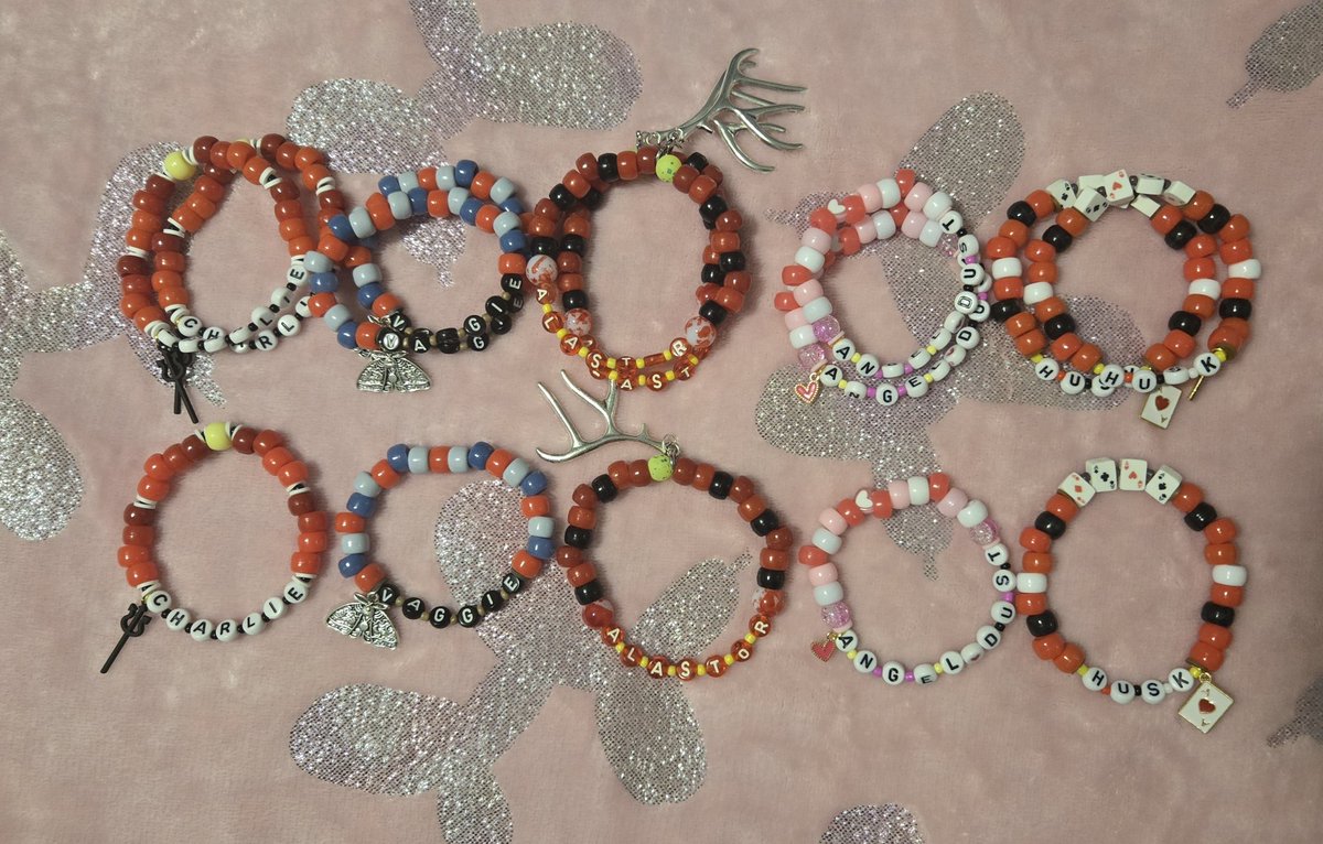 Rynndig's tweet image. Life's been too hectic to draw for the upcoming Sing Along event, so I made some silly bracelets to hand out instead. The larger charms have removable clasps so you can remove them.

I'll be at the first Austin showing!
#hazbinhotel #hazbinhotelsingalong #hazbinsingalong2025