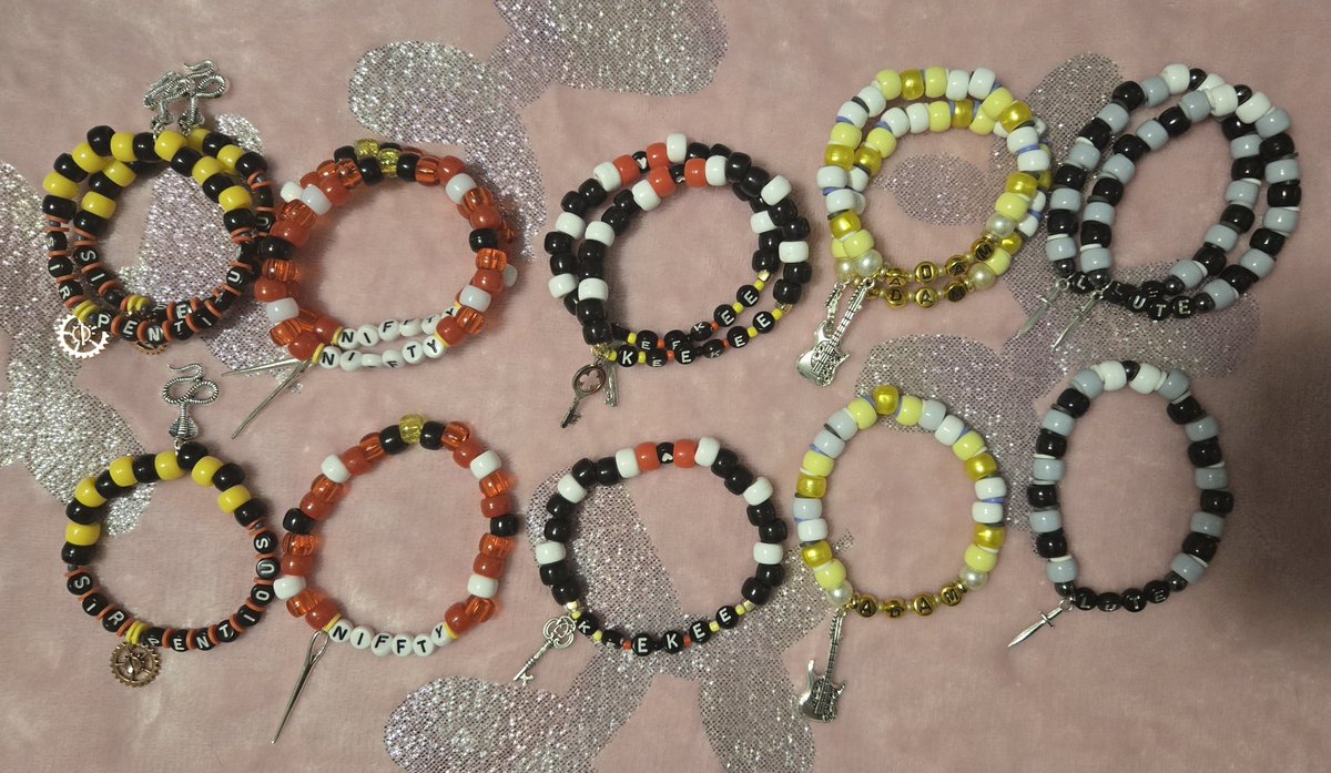 Rynndig's tweet image. Life's been too hectic to draw for the upcoming Sing Along event, so I made some silly bracelets to hand out instead. The larger charms have removable clasps so you can remove them.

I'll be at the first Austin showing!
#hazbinhotel #hazbinhotelsingalong #hazbinsingalong2025