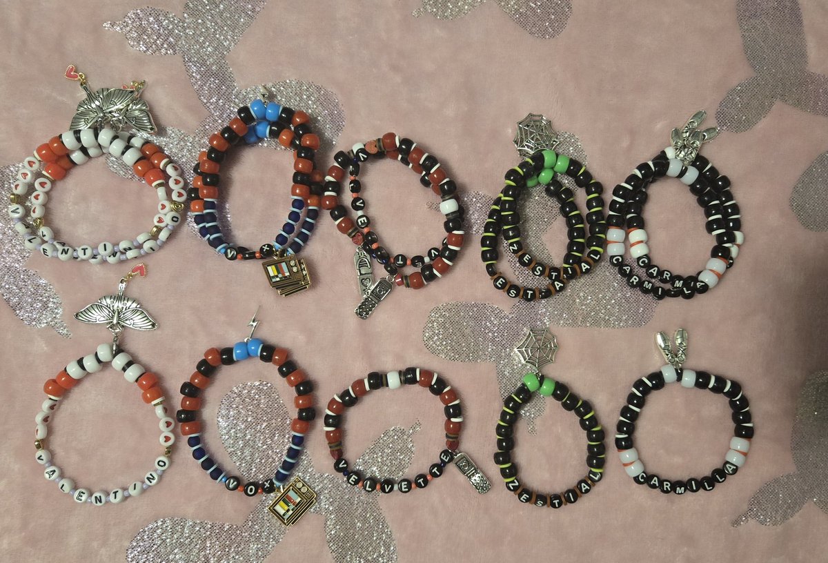 Rynndig's tweet image. Life's been too hectic to draw for the upcoming Sing Along event, so I made some silly bracelets to hand out instead. The larger charms have removable clasps so you can remove them.

I'll be at the first Austin showing!
#hazbinhotel #hazbinhotelsingalong #hazbinsingalong2025