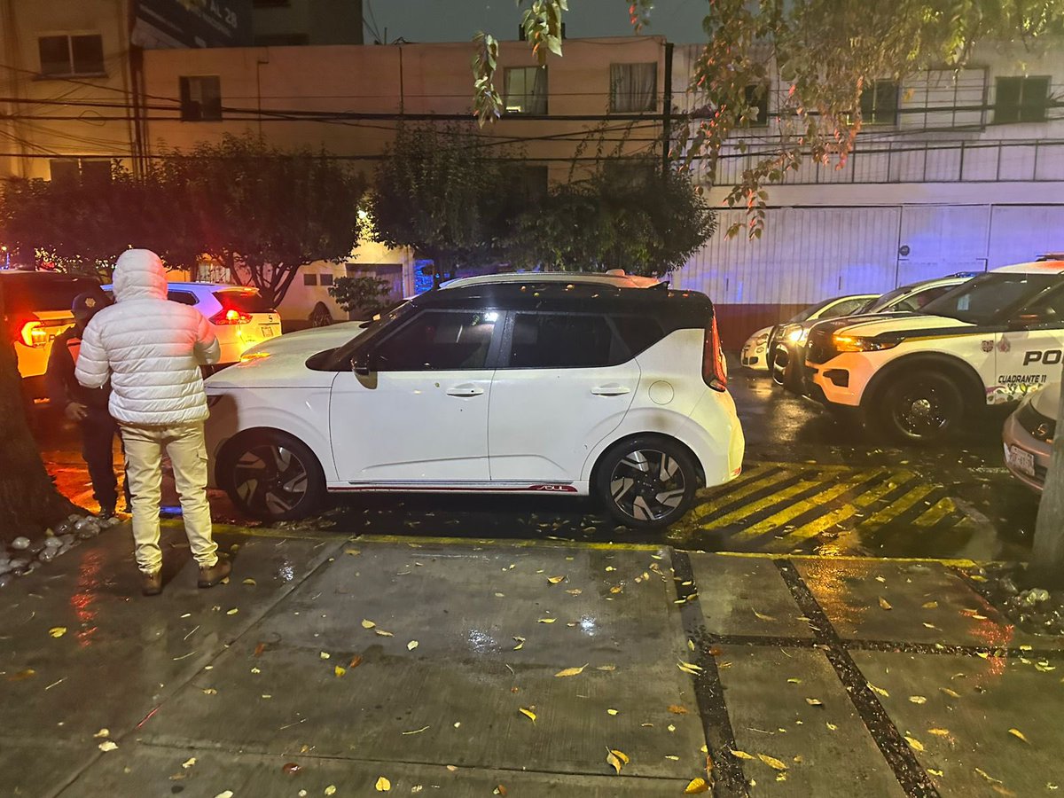 TatConstantino's tweet photo. @AlessandraRdlv @AlcCuauhtemocMx esperamos que la grúa se lleve el coche de esa persona y no quiera dar mordida, dejó su coche estacionado enfrente de la entrada de una privada!!! https://t.co/jvEPU2EhHD