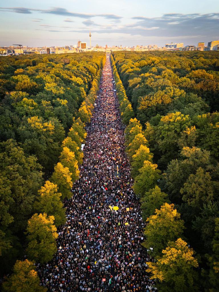 Más de 100.000 personas se movilizaron en Berlín en solidaridad con el pueblo palestino. 
Basta de genocidio.
¡Viva Palestina Libre!