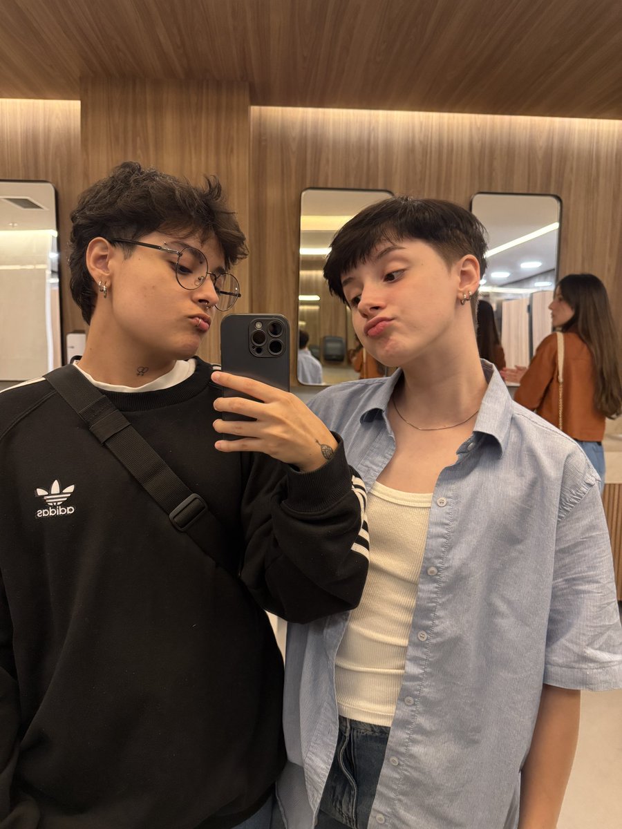 poetrybynaah's tweet photo. um casal lésbico comigo e com a minha namorada que é não binário e que aparentemente não existe fora da internet https://t.co/yPY86yPCEQ
