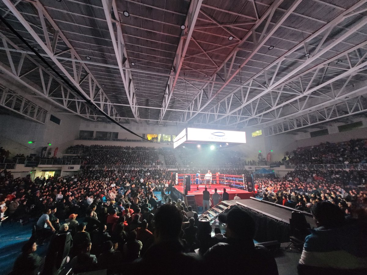 Ya instalado en la Arena de Puerto Montt, lleno total en la velada de Box por el Titulo del Mundo por Junior Cruzat.